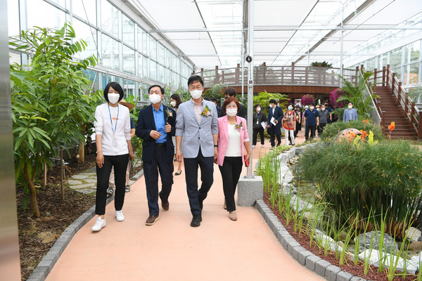 이민근 안산시장이 23일 새롭게 개장한 안산식물원을 둘러보고있다.(사진,안산시).