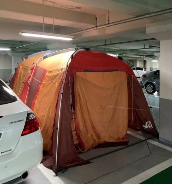 지하 주차장에 설치된 캠핑 텐트{사진출처:보배드림)