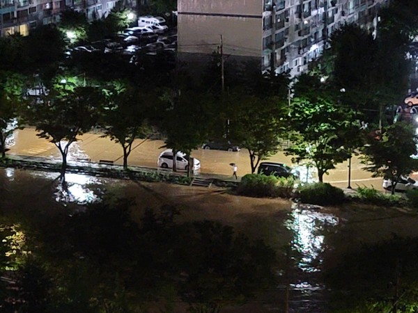 8일밤 내린 폭우로 안산천이 넘치고 있다.(사진,독자) 
