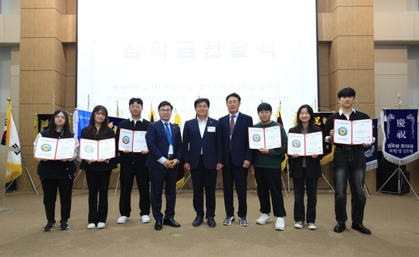 시흥시지부는 시흥시 대학생 6명에게 장학금을 수여하고 임병택 시흥시장과 김환기 신임지부장이  수상자들과 기념촬영을 하고 있다.(사진,경기종합뉴스)