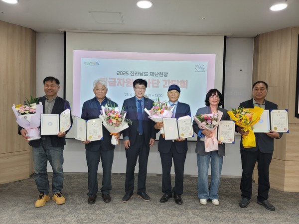 왼쪽부터) 한정기 구례군귀농귀촌협회원, 김용근 해병대전우회 전남연합회장, 김상길 전라남도자원봉사센터장, 김정수 해병대목포시전우회장, 나수정 국립나주병원 호남권트라우마센터팀장(임민지 의료기술주사보 대리수상), 천덕연 무안군의용소방대 연합회장 (사진,전라남도자원봉사센터 제공)