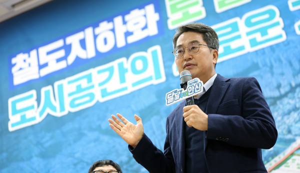 김동연 지사는 11일 안산시 초지동 경기도미술관에서 ‘안산선 지하화 통합개발사업’ 주민 간담회를 개최했다.(사진,경기도)
