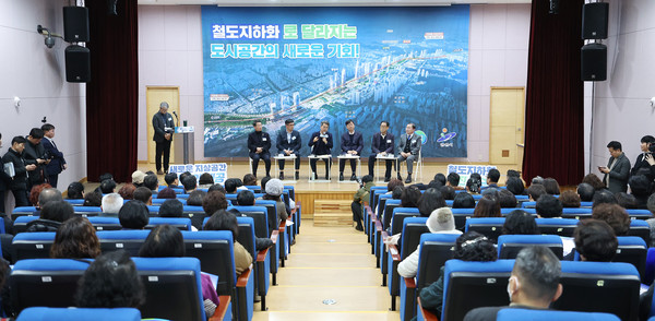 김동연 지사는 11일 안산시 초지동 경기도미술관에서 ‘안산선 지하화 통합개발사업’ 주민 간담회에서 설명하고 있다.(사진,경기도)