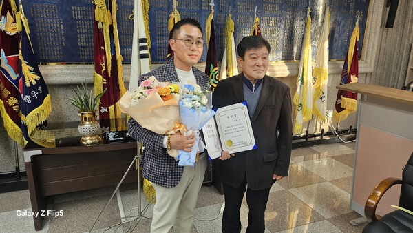 제24대 안산시호남향우회 임충섭 회장 당선자가 선거관리위원회 김상용 위원장으로부터 당선증을 교부 받고 기념촬영을 하고 있다.(사진,안산시호남향우회)