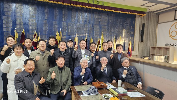임충섭 회장 당선자와 고문,선관위원 등이 기념 촬영을 하고 있다.(사진,안산시호남향우회)