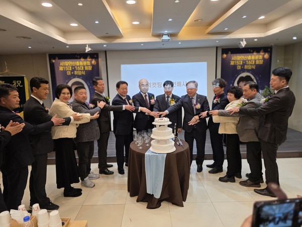 이천오 취임회장과 내빈들이 축하 케이크를 자르고 있다.(사진,경기종합뉴스)