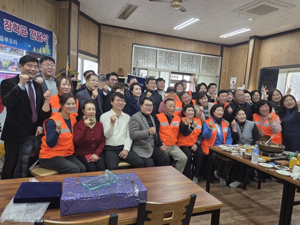 이음봉사회 전진대회 및 장학금 전달식에 참석한 박동석 회장과 전해철 전 행안부 장관,내빈 및 회원들이 기념촬영을 하고 있다.(사진,경기종합뉴스)