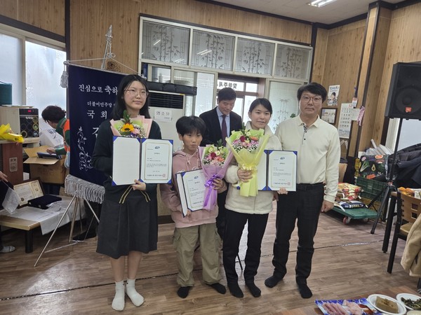 조성찬 변호사(이음봉사회 장학회 이사)가 장학금을 수여하고 수상자들과 기념촬영을 하고 있다.(사진,경기종합뉴스)