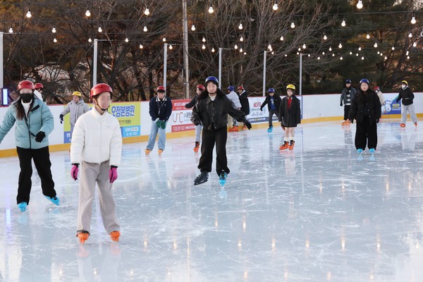 ‘부천 아이스월드 빙파니아’ 개장…가까이서 만나는 겨울 놀이터
