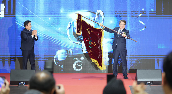 경기도장애인체육회는 23일 김동연 회장(경기도지사)에게 우승기를 봉납하고 있다.(사진,경기도장애인체육회)