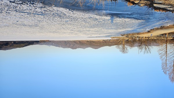 양평 두물머리 호수가 강추위로 꽁꽁 얼어붙어 있다.(사진,경기종합뉴스)