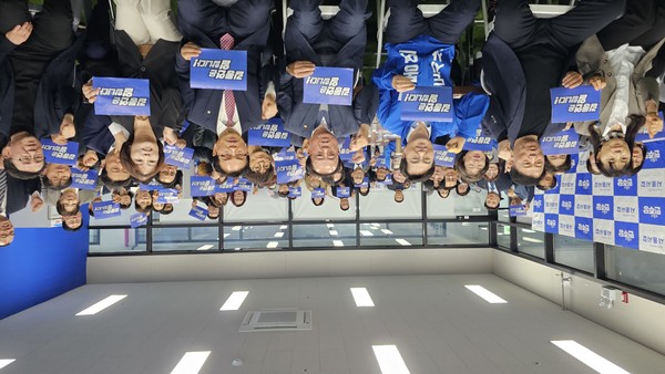 더불어민주당 경기도지사 김동연 예비후보와 시흥갑지역 당원들이 간담회를 마치고 기념 촬영을 하고 있다.(사진,경기종합뉴스)