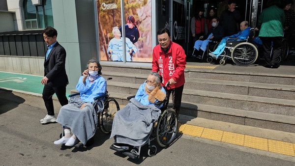 김석훈 안산갑 국회의원 예비후보, 사이동 어르신들과 ‘따뜻한 동네한바퀴’ 동행... “환우분들의 쾌유와 활기찬 일상 응원”